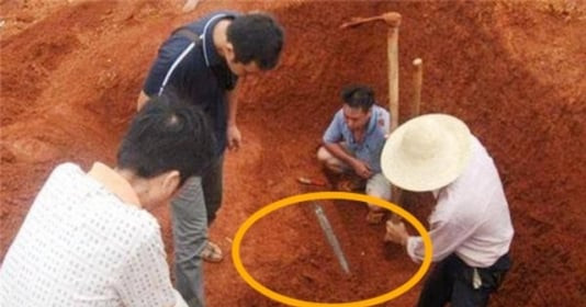 Ông cụ nông dân đem 'báu vật' đào được mài thành dao thái rau, 5 năm sau tiếc đứt ruột khi biết giá trị thật lên đến 3,3 tỷ