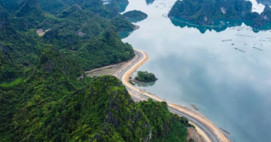 Khu vực sở hữu đường hầm xuyên núi ven biển gần 19km lớn nhất miền Bắc, được mệnh danh “thiên đường của những bãi biển đẹp” làm nức lòng du khách thập phương