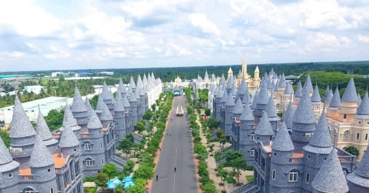 Trường đại học ở miền Tây Việt Nam có kiến trúc như châu Âu rộng 20ha, sở hữu cả công viên giải trí ngay trong khuôn viên