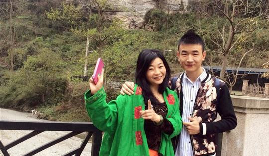 Chàng trai 23 tuổi quyết cưới bằng được người phụ nữ 46 tuổi sau cú ngã xe đạp