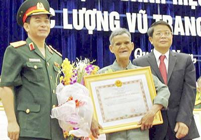 Người anh hùng LLVTND không thể thấy ánh sáng nhưng 14 năm ròng vượt dãy Trường Sơn, vận chuyển 120 tấn vũ khí và 62 tấn lương thực phục vụ kháng chiến chống Mỹ