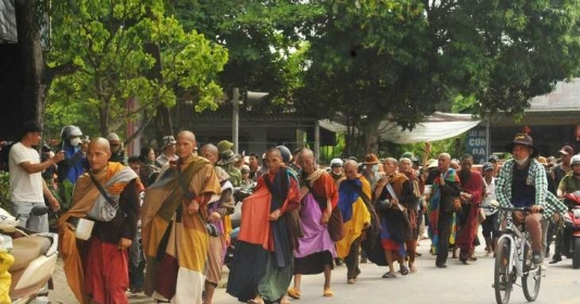 Thích Minh Tuệ (Lê Anh Tú) tự nguyện dừng việc đi bộ khất thực