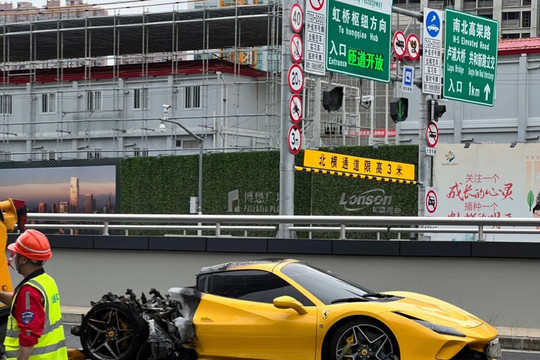 Thuê tài xế lái hộ, chủ nhân siêu xe Ferrari F8 xót xa khi xe bị cháy rụi