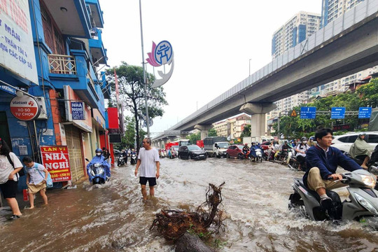 Nhiều tuyến phố Hà Nội ngập sâu sau trận mưa lớn sáng nay