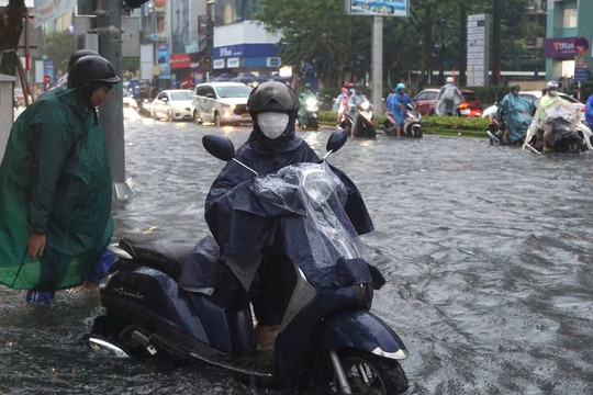 Hà Tĩnh - Quảng Trị mưa lớn xối xả, cảnh báo lũ quét, sạt lở đất màu 'tím ngắt'