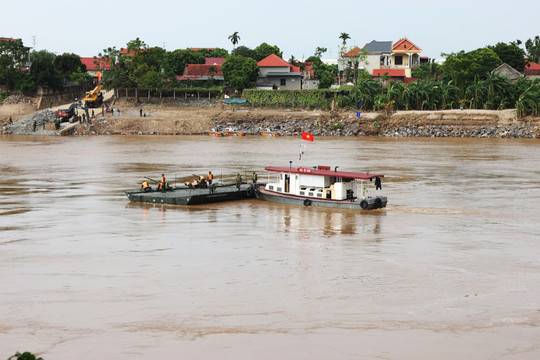 Xem công binh thả đốt phao sau vụ sập cầu Phong Châu