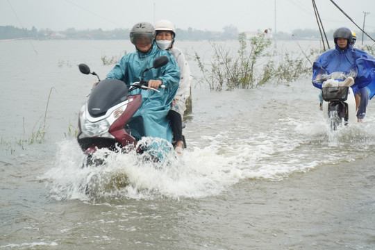 Chưa hết lụt, nhiều vùng trũng Thừa Thiên-Huế đối mặt mưa cực lớn, úng ngập trầm trọng