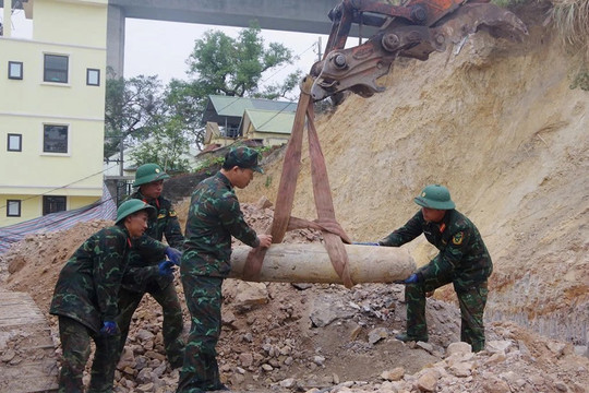 Phát hiện quả bom nặng hơn 200kg khi đào móng nhà: Hiện trường được phong tỏa, điều động lực lượng công binh đến khảo sát, di dời thành công quả bom về vị trí hủy nổ