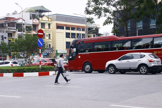 4 trường hợp đi bộ qua đường không cần phải giơ tay để ra tín hiệu mà không bị phạt