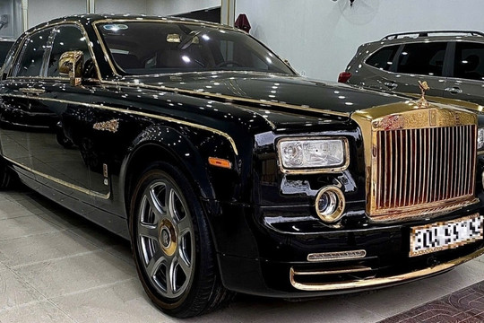 Rolls-Royce Phantom mạ vàng lộ diện trên sàn xe cũ, đại gia Việt rao bán với mức giá khó tin