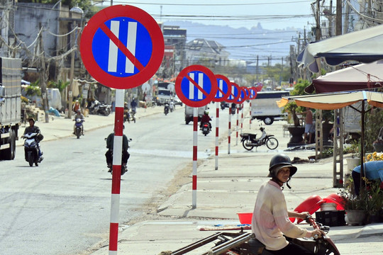 Vụ 23 biển cấm đỗ xe ngày chẵn trên 1km đường: Chính quyền chỉ đạo tháo dỡ