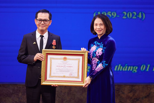 'Đại gia chân đất’ là NSND gạo cội của hài kịch đất Bắc, nay đảm nhiệm vai trò Giám đốc Nhà hát Kịch Hà Nội: 46 tuổi cưới vợ xinh đẹp kém 19 tuổi, đời tư kín tiếng sau 6 năm kết hôn