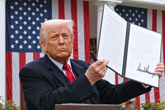 Giáo sư Mỹ chỉ ra sai sót trong cách tính thuế của ông Trump: ‘Lẽ ra chỉ bằng 1/4!’