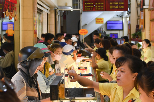 Giá vàng hôm nay 18/4/2025 đột ngột 'đổ đèo', nhà đầu tư chốt lời