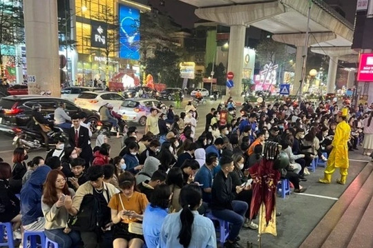 PNJ thông báo vàng ‘cháy hàng’, giá giảm - người dân có tiền cũng khó mua
