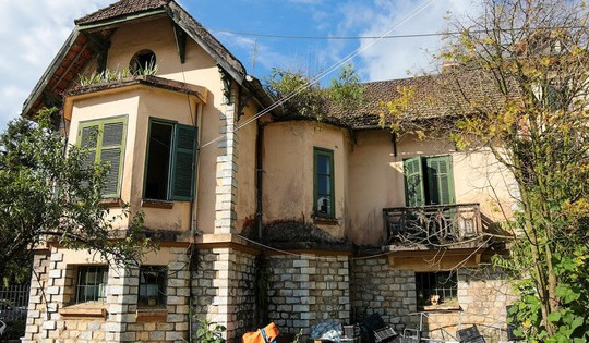 Giữa lòng vùng đất được ví như ‘Thụy Sĩ của Việt Nam’ tồn tại một biệt thự Pháp cổ trăm tuổi đang chìm trong hoang phế