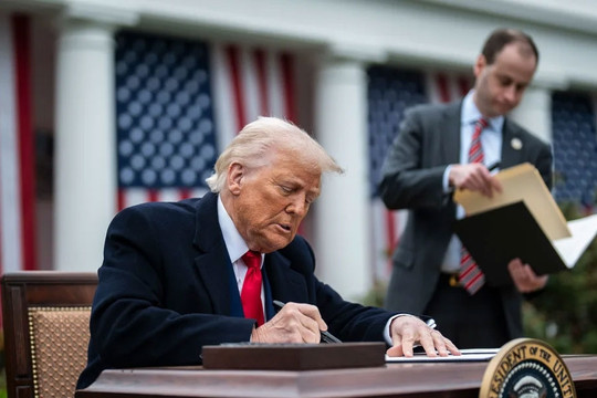 Đối diện chỉ số mới đầy bất an, ông Trump nói về thời kỳ 'bùng nổ'